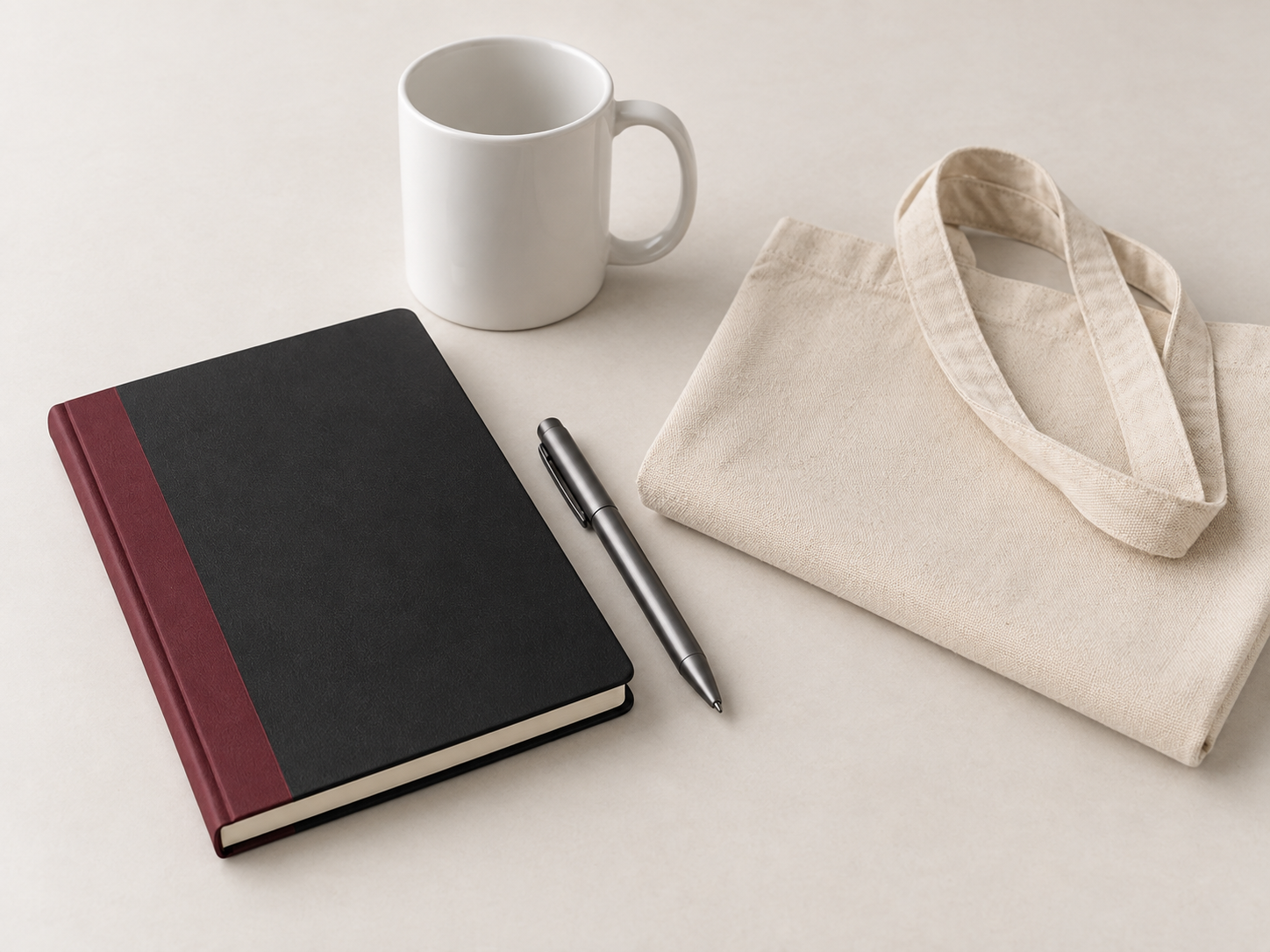 Defter, kalem, kupa ve bez çantadan oluşan promosyon seti